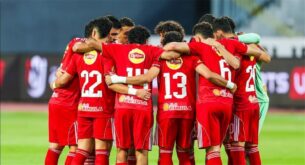 لاعب كرة قدم شاب يرتدي قميص النادي الأهلي