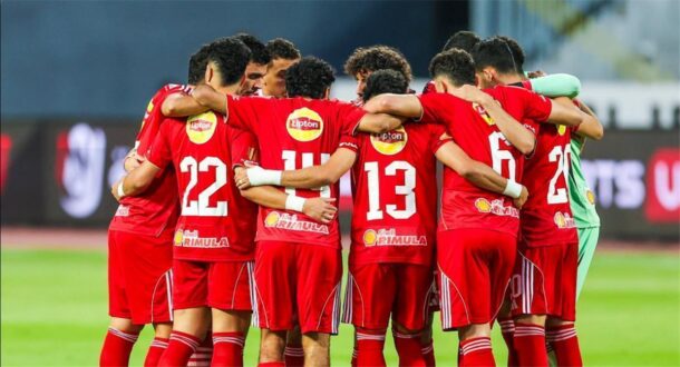 لاعب كرة قدم شاب يرتدي قميص النادي الأهلي