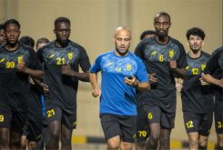 لاعب كرة القدم محمد أمين بن حميدة يرتدي قميص نادي الحزم السعودي