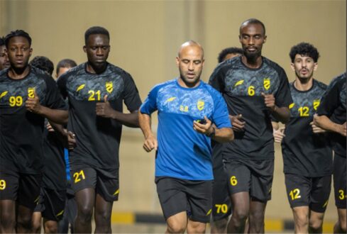 لاعب كرة القدم محمد أمين بن حميدة يرتدي قميص نادي الحزم السعودي