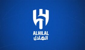 لاعبو الهلال السعودي يحتفلون بهدف