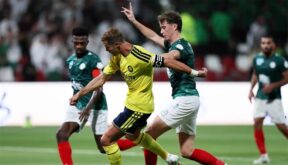 لاعبو النصر يحتفلون بهدف الفوز ضد الاتفاق في الدوري السعودي