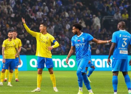لاعبو النصر والهلال يتنافسون على الكرة في ملعب الدوري السعودي