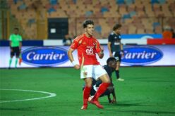 إمام عاشور لاعب النادي الأهلي يوقع على عقد تمديد