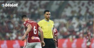 صورة للحكم محمد معروف يدير مباراة للنادي الأهلي