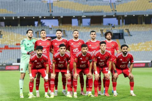 لاعب كرة القدم محمود صلاح يرتدي قميص النادي الأهلي