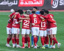 لاعب كرة القدم محمود صلاح يرتدي قميص النادي الأهلي