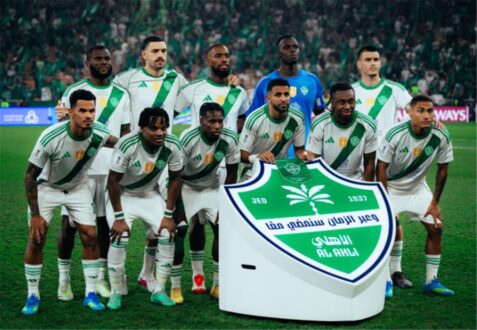 لاعب كرة القدم فرانك كيسي يرتدي قميص الأهلي السعودي