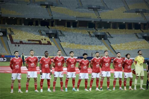 لاعبو الأهلي يحتفلون بهدف خلال مباراة ودية
