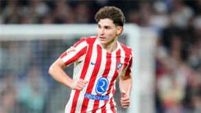 لاعب كرة قدم يرتدي قميص برشلونة يستعد لتسديد الكرة