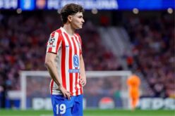 جوليان ألفاريز ودييغو سيميوني يتحدثان في ملعب أتلتيكو مدريد