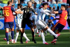 صورة تجمع لاعبي الأرجنتين وإسبانيا خلال نهائي كأس العالم 2026