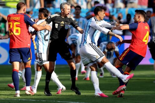 صورة تجمع لاعبي الأرجنتين وإسبانيا خلال نهائي كأس العالم 2026