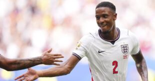 لاعب كرة القدم إزري كونسا يرتدي قميص أستون فيلا