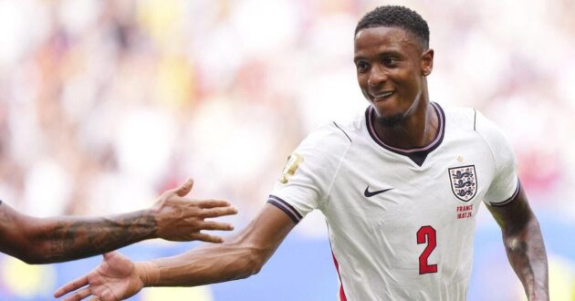لاعب كرة القدم إزري كونسا يرتدي قميص أستون فيلا