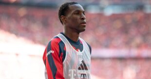 لاعب كرة القدم نيكولاس جاكسون يرتدي قميص أستون فيلا