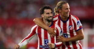 لاعبو أتلتيكو مدريد يحتفلون بتسجيل هدف ضد إشبيلية