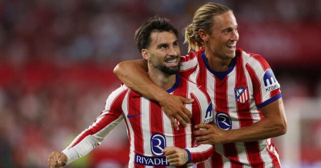 لاعبو أتلتيكو مدريد يحتفلون بتسجيل هدف ضد إشبيلية