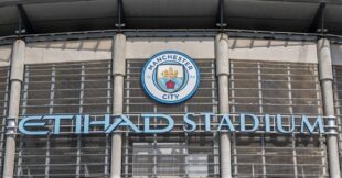 لاعب كرة القدم أيوب بوعيدي يرتدي قميص مانشستر سيتي