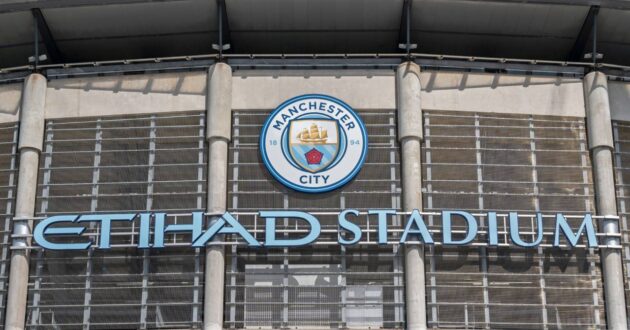 لاعب كرة القدم أيوب بوعيدي يرتدي قميص مانشستر سيتي
