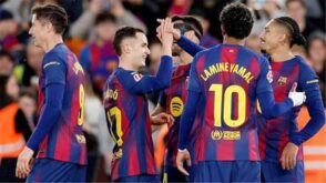 لاعب كرة القدم جيسي بيسيو يرتدي قميص برشلونة