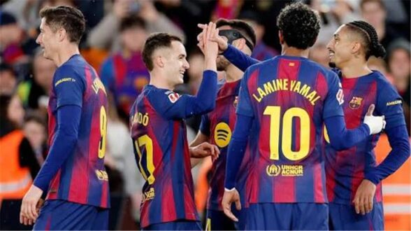 لاعب كرة القدم جيسي بيسيو يرتدي قميص برشلونة