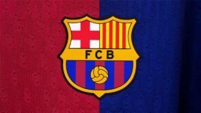 لاعب برشلونة تومي ماركيز يرتدي قميص الفريق