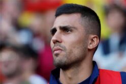 لاعب كرة القدم رودري يرتدي قميص برشلونة