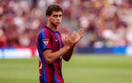 لاعب برشلونة حمزة عبد الكريم يحتفل مع الفريق