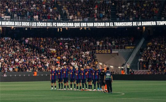 لاعبو برشلونة يحتفلون بتسجيل هدف ضد أتلتيك بلباو في الدوري الإسباني