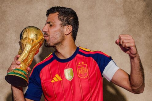 لاعب كرة القدم رودري يرتدي قميص برشلونة