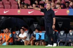 مدرب برشلونة هانز فليك يوجه لاعبيه في الملعب