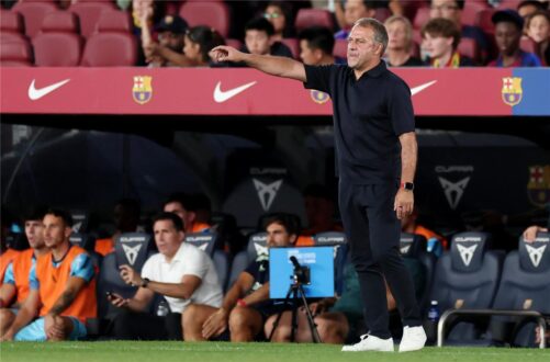 مدرب برشلونة هانز فليك يوجه لاعبيه في الملعب