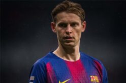 لاعب برشلونة فرينكي دي يونج يتلقى العلاج الطبي