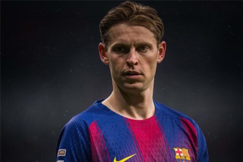 لاعب برشلونة فرينكي دي يونج يتلقى العلاج الطبي