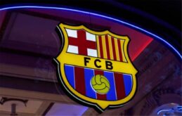 لاعب كرة قدم يرتدي قميص برشلونة