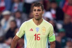 لاعب كرة القدم رودري يرتدي قميص مانشستر سيتي
