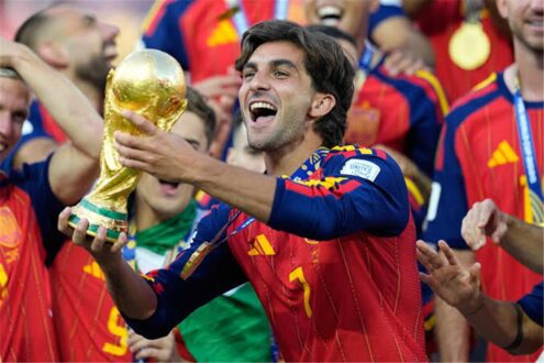 فيران توريس لاعب برشلونة يرتدي قميص الفريق