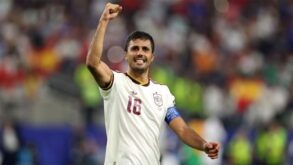 لاعب كرة القدم رودري يرتدي قميص مانشستر سيتي