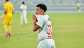 لاعب كرة قدم برازيلي يرتدي قميص الزمالك