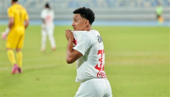 لاعب كرة قدم برازيلي يرتدي قميص الزمالك