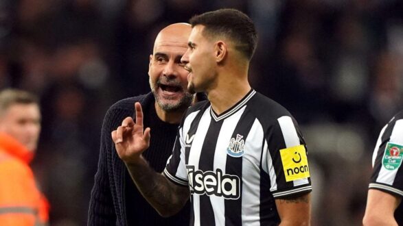 لاعب كرة القدم برونو غيماريش يرتدي قميص نيوكاسل يونايتد