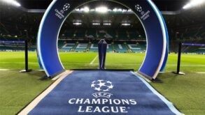 لقطة جماعية للاعبي فريق يتوج بلقب دوري أبطال أوروبا