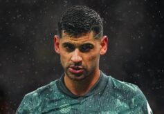 كريستيان روميرو يلوح للجماهير خلال مباراة لتوتنهام