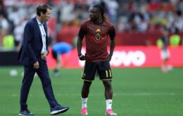 لاعب كرة القدم جيريمي دوكو يرتدي قميص منتخب بلجيكا