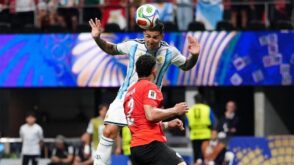 صورة تجمع بين لاعبي منتخبي مصر والأرجنتين خلال مباراة في كأس العالم 2026 مع خلفية أمنية مشددة