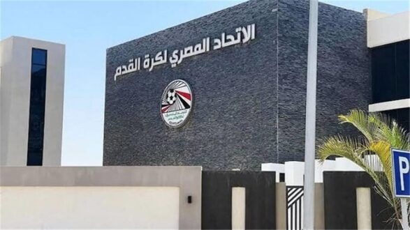 رئيس الاتحاد المصري لكرة القدم يصافح رئيس الفيفا