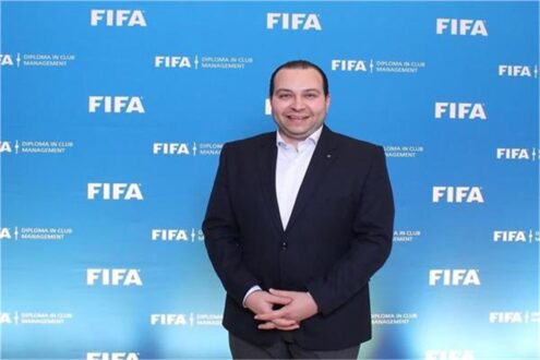 ملعب كرة قدم مصري مع شعار رابطة الأندية المصرية