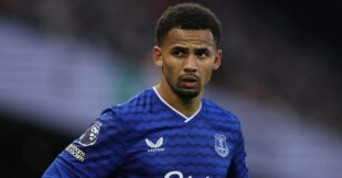 لاعب كرة القدم إيليمان ندياي يرتدي قميص إيفرتون