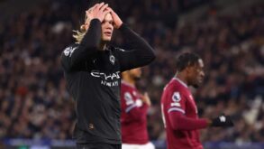 لاعب كرة قدم يرتدي قميص مانشستر سيتي